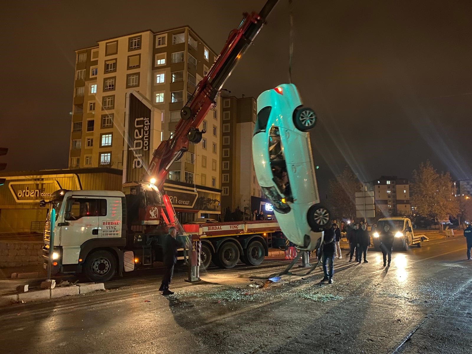 Takla atan otomobilinin kapıları zarar görmesin diye vinç getirtti!