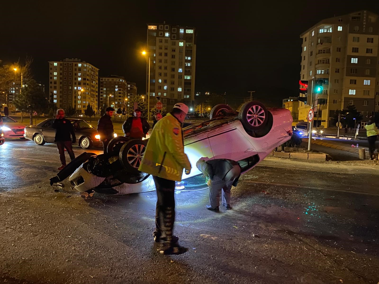 Takla atan otomobilinin kapıları zarar görmesin diye vinç getirtti!