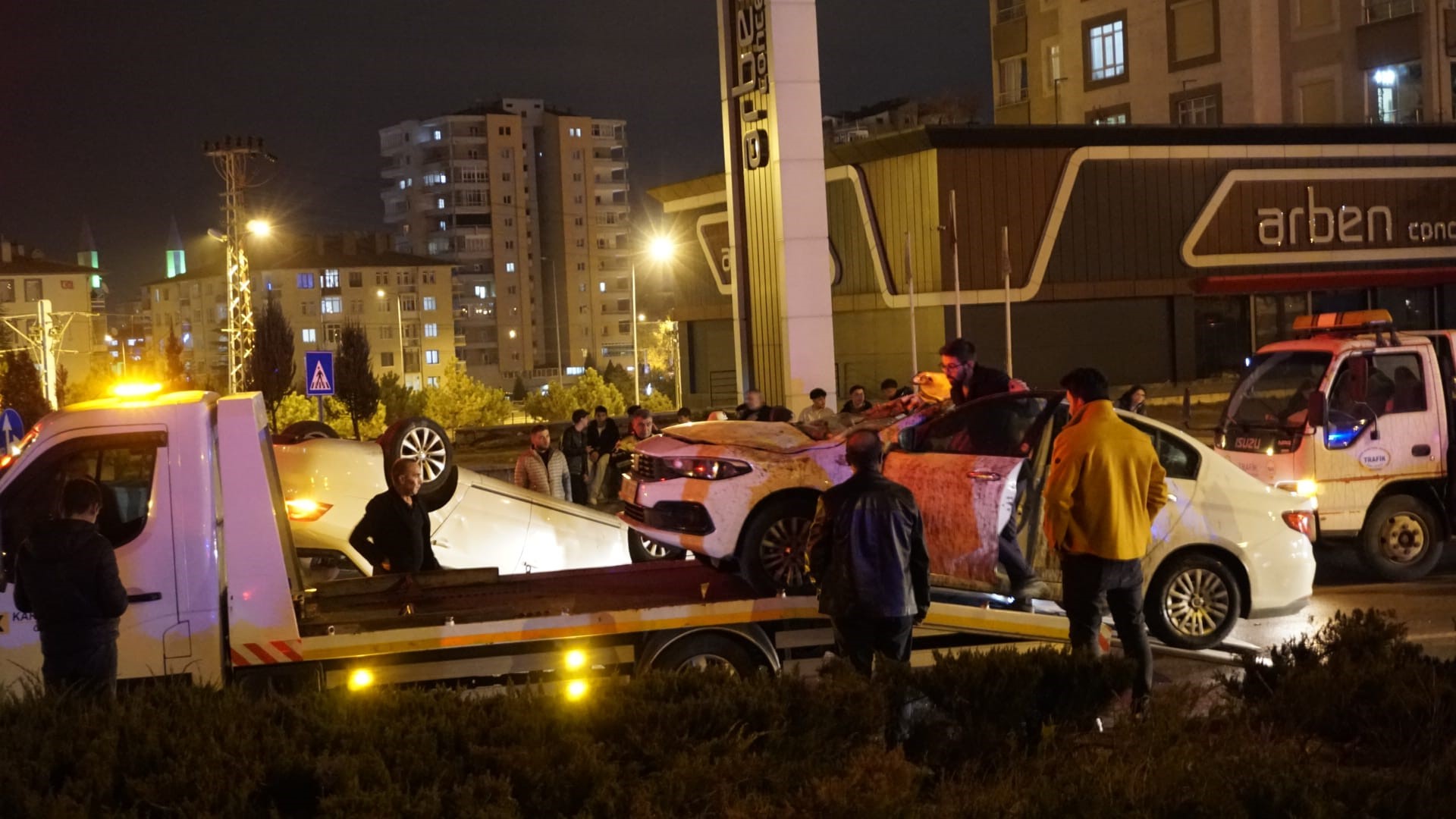 Takla atan otomobilinin kapıları zarar görmesin diye vinç getirtti!