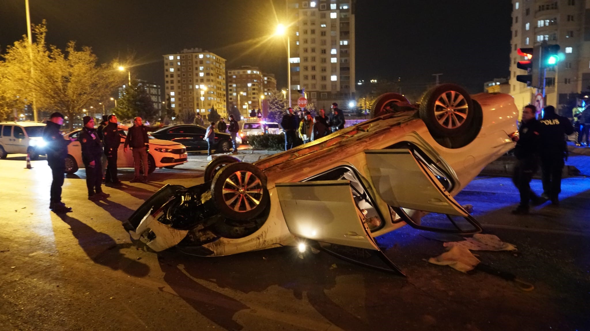 Takla atan otomobilinin kapıları zarar görmesin diye vinç getirtti!