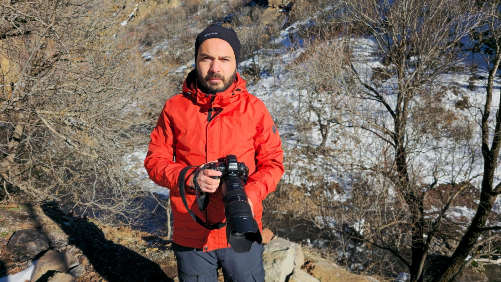 Kış uykusuna yatmayan ayı ailesi, fotoğrafçıya poz verdi!