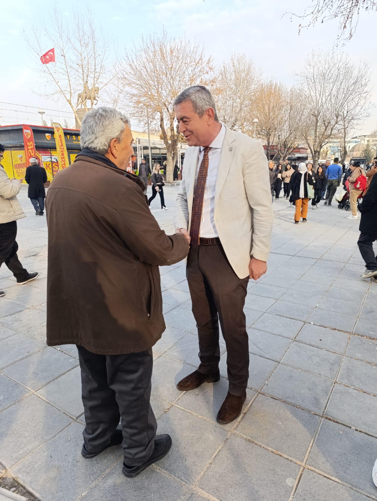 Kazım Yücel, Sokakta Vatandaşı Dinledi: "Biz Bu Kışı Atlatırız Ama, Yediğimiz Ayazıda Unutmayız"