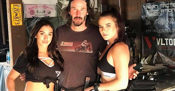 Keanu Reeves'ten hayranlarına şık hareket (kesinlikle temas yok)