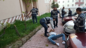 Cezaevi firarisi, polis baskınında 5'inci kattan atladı