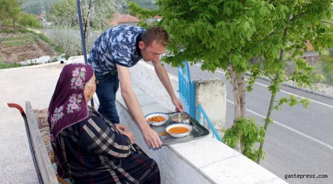 Özvatan'da, ihtiyaç sahiplerinin evlerine iftar yemeği servisi