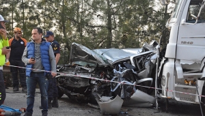 TIR'ı sollayan otomobil, karşı yönden gelen TIR ile çarpıştı: 1 ölü