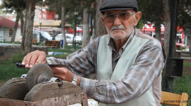 Bıçak bileme makinesiyle 7 çocuk büyüttü