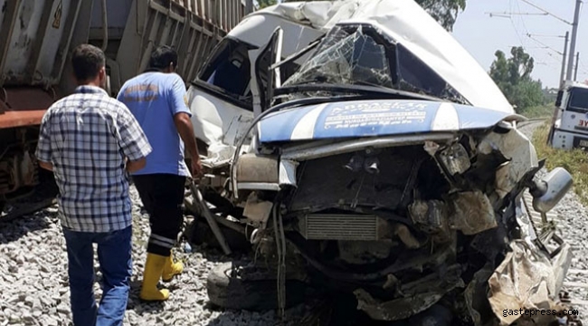 Mersin'de tren, minibüse çarptı: 1 ölü, 4 yaralı