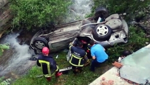 Tokat'ta otomobil dereye uçtu: 4 yaralı