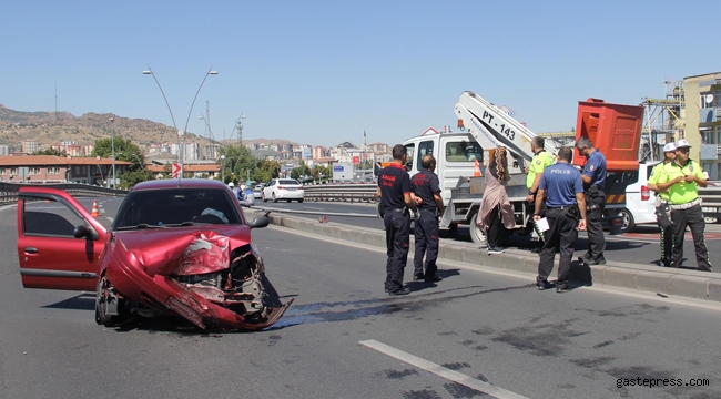 Otomobil aydınlatma direğine çarptı: 1 kişi yaralandı!