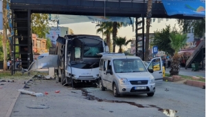 Adana'da polis servis aracına bombalı saldırı: 1'i polis, 5 yaralı