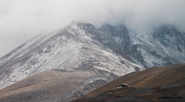 Erciyes'e mevsimin ikinci karı yağdı