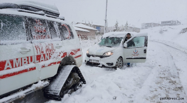 Karda mahsur kalan hastalar, paletli ambulansla hastaneye ulaştırıldı