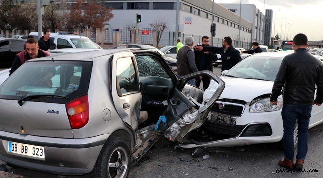 Kayseri'de iki otomobil çarpıştığı kazada 3 kişi yaralandı!