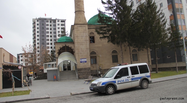 Caminin bağış kutusundaki parayı çaldılar