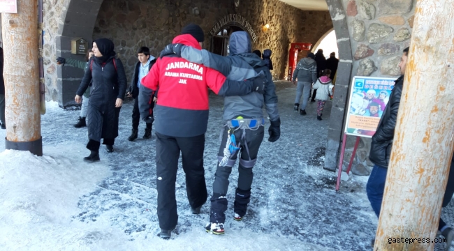 Erciyes'te mahsur kalan iki dağcıyı jandarma kurtardı