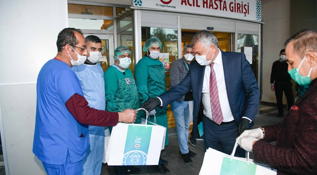 Adana Büyükşehir'den, Acil servis çalışanları için eldiven, maske, bone, gömlek ve dezenfektan!