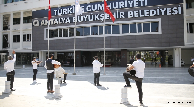 Antalya'da Büyükşehir personeli ve huzurevi sakinleri konserle moral buldu! 