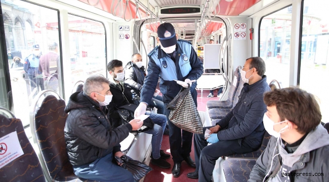 Büyükşehir Belediyesi, ücretsiz maske dağıttı