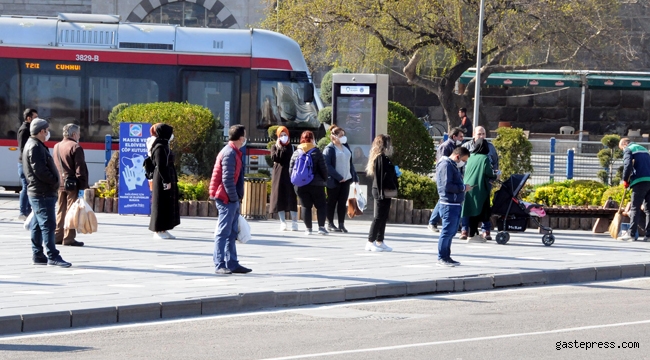 Kayseri'de 48 Saatlik yasağın ardından, Cumhuriyet meydanında yoğunluk!