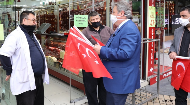 Kayseri Melikgazi'de Başkan Palancıoğlu, 23 Nisan için Bayrak dağıttı!