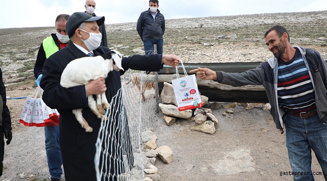 Kayseri Talas'da Başkan Yalçın Kırsalda Hijyen Çantası Dağıtımı Yaptı!