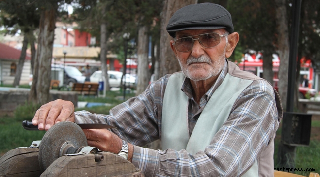 Kayseri'de, 66 yıldır gelirini 1 liraya satın aldığı ayaklı çarkla sağlıyor!