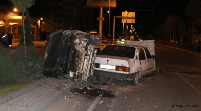 Kayseri'de iki otomobil çarpıştı: 3 yaralı!