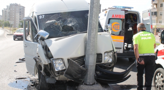 Kayseri'de kamyon, işçi servisine çarptı: 10 yaralı!