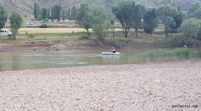 Serinlemek için girdiği Kızılırmak'ta kayboldu