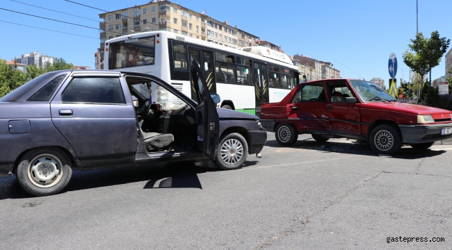 Kayseri'de 2 otomobil çarpıştı: 6 yaralı