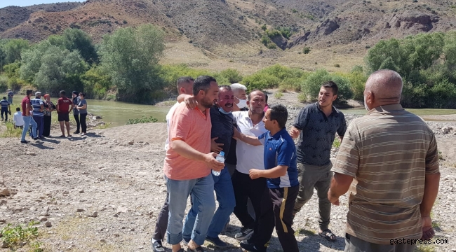 Kızılırmak'a giren kardeşler Eyüp ve Azra boğuldu, babaları kayıp!