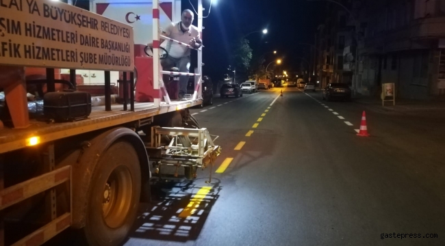 Malatya Büyükşehir Belediyesi yol çizgi çalışmalarına devam ediyor