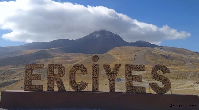 Kayseri Erciyes'in zirvesine yılın ilk karı yağdı!