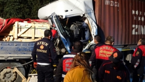 Aydın'da dehşet veren kazada bir kişi TIR'ın içinde feci şekilde can verdi!