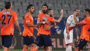 Başakşehir, Antalyaspor'u 5 golle geçerek yarışta bende varım dedi!