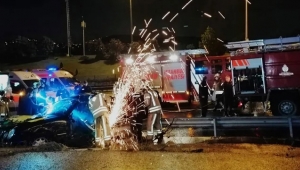 İstanbul'da lüks araç bariyere saplandı, İki kişinin ayakları koptu! 