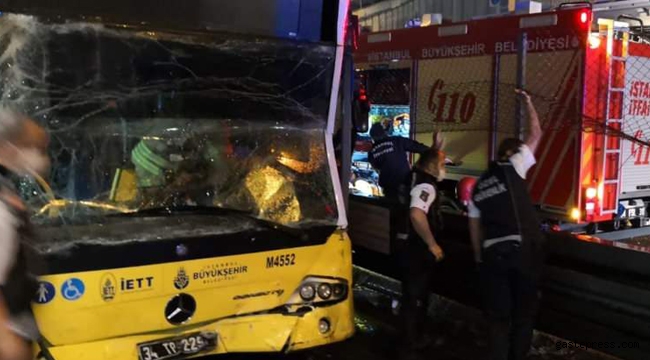 İstanbul Merter'de metrobüs kazası! Ekipler müdahale ediyor!