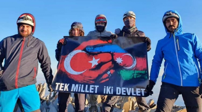 Kayseri'de 12 dağcı, Azerbaycan'a destek için Erciyes Dağı'na tırmandı!