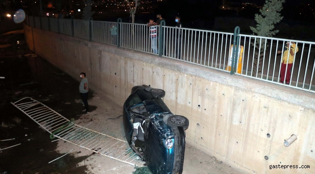 Kayseri'de otomobil kanala devrildi: 2 yaralı