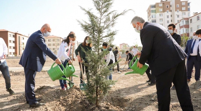 Kayseri Kocasinan Belediye Başkanı Ahmet Çolakbayrakdar, Mevlid Kandili'nde Ağaç Dikti!