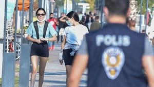 Antalya'da polisten 'sigara' ve 'maske' uyarısı! 