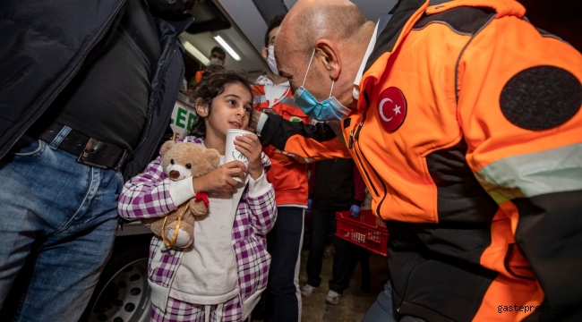 İzmir Büyükşehir Belediye Başkanı Tunç Soyer'den Depremzedelere Ziyaret!