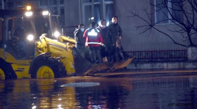 Babaeski’de dereler taştı, evlerde mahsur kalanlar kepçeyle kurtarıldı!