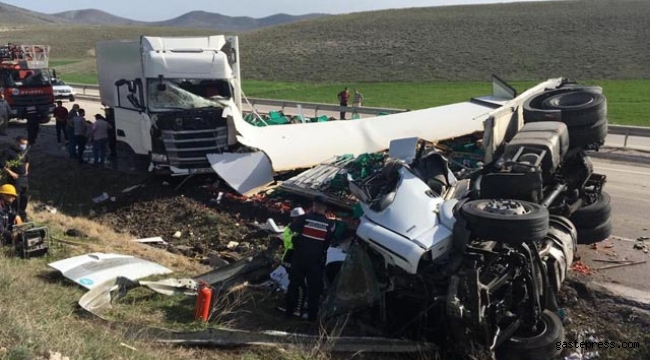 Kütahya'da TIR'lar çarpıştı: 2 ölü, 1 yaralı!