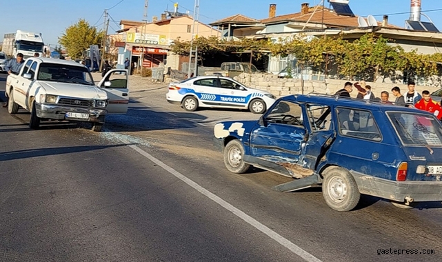 kayseri yesilhisar da iki otomobil carpisti 1 yarali yerel haberler haberi bizden alin