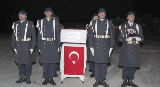 Hakkari'de şehit olan asker için tören!