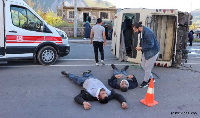 Tır, işçi servisine çarptı, can pazarı yaşandı: 33 yaralı!