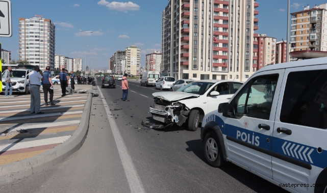 Motosikletli polis timi ile otomobil çarpıştı: 2 polis yaralı!