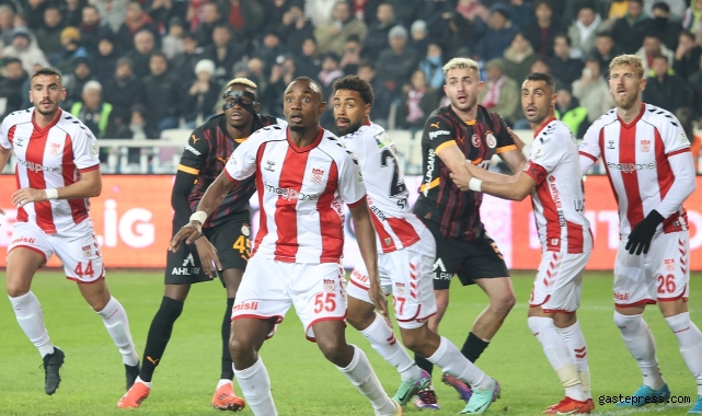 Aslan hata yapmadı! Galatasaray 10 kişiyle 3 puanı aldı!